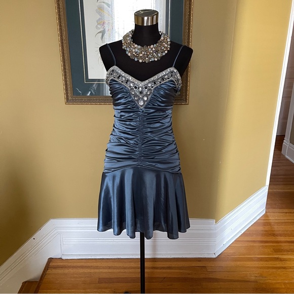 Party dress - Picture 1 of 9